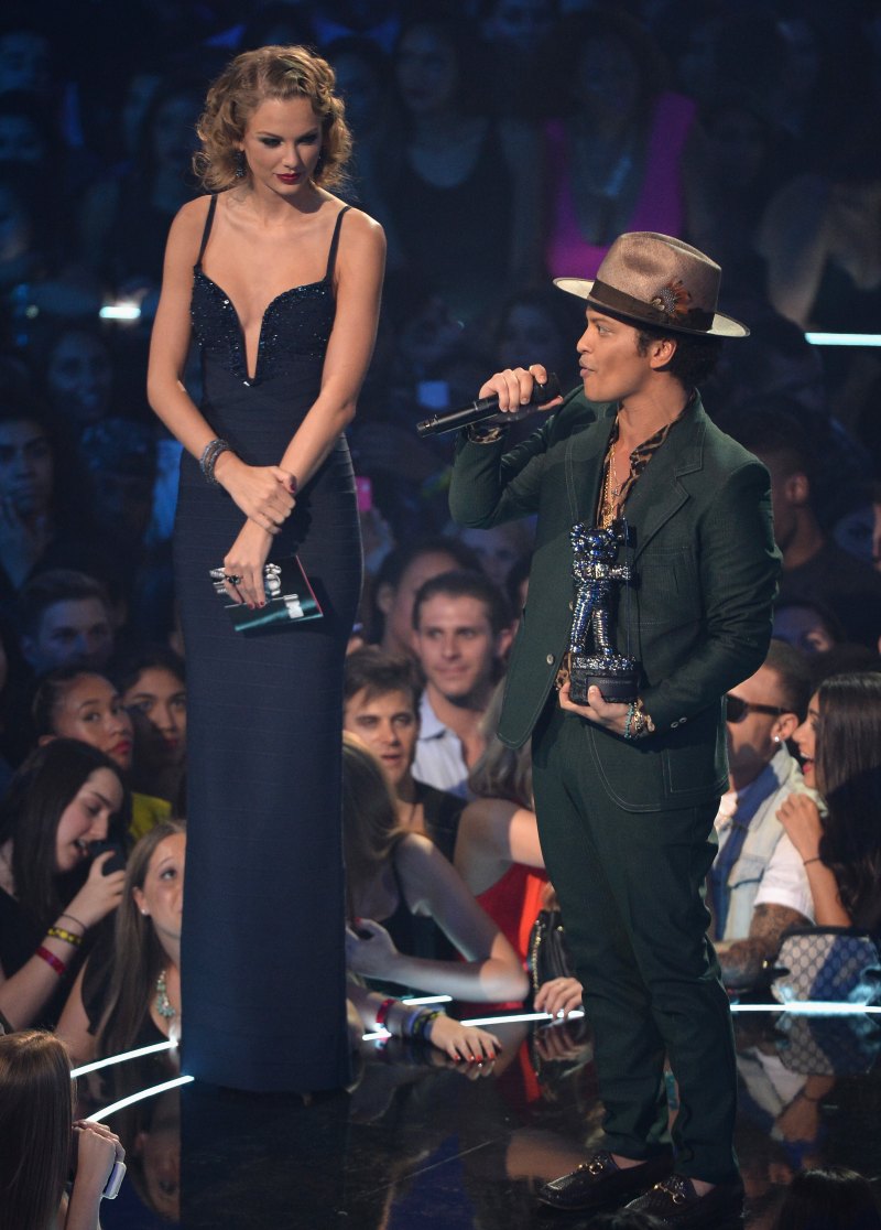 How Tall is Taylor Swift in Feet